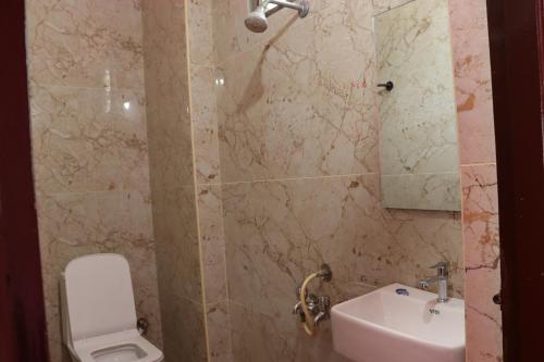 Un baño de Sujan Residency's