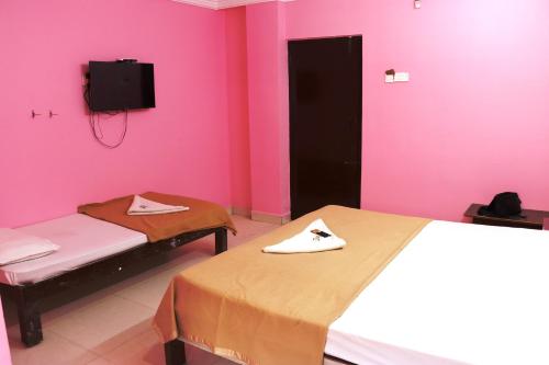 Una cama o camas en una habitación de Sujan Residency's