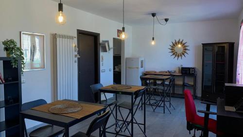 eine Küche und ein Esszimmer mit Tischen und Stühlen in der Unterkunft Affittacamere MADE IN PISA Locazione Turistica in Pisa