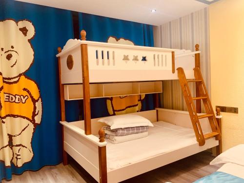 Letto o letti in una camera di Mount Emei Teddy Bear Hotel玩具熊酒店