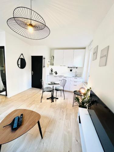 un salon avec une table et une cuisine dans l'établissement BELLE TOUR, à Reims