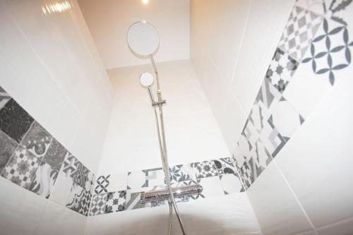 uma casa de banho com um chuveiro e um espelho na parede em Petite maison tout confort em Leucate