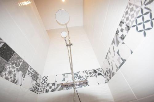a bathroom with a shower with a mirror on the wall at Petite maison tout confort in Leucate