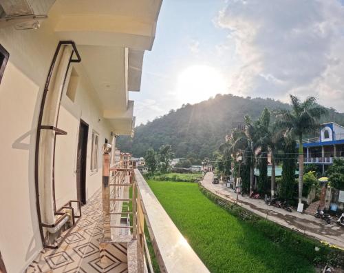 Aussicht vom Balkon eines Hauses in der Unterkunft Yoga Vairagyam Tapovan in Rishikesh