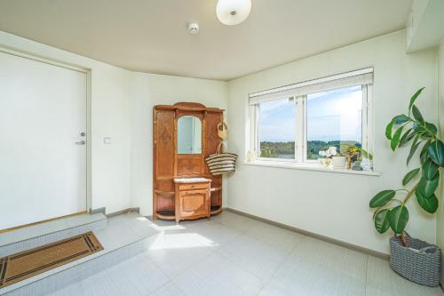 un soggiorno con cassettiera e finestra di Apartment With a Lake View and Sauna a Viljandi