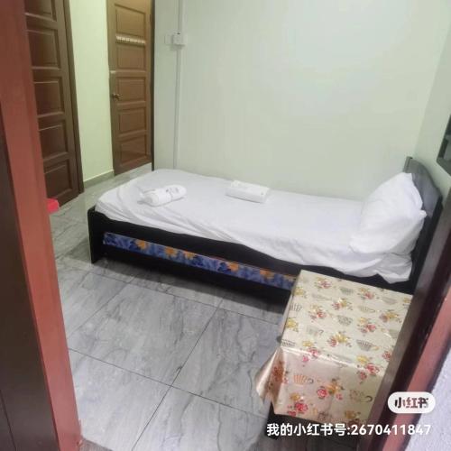 une petite chambre avec un lit dans une pièce dans l'établissement 1号房有厕所厨房冰箱洗衣机, à Kuala Lumpur