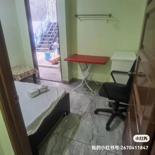 une chambre avec un lit, un bureau et une chaise dans l'établissement 1号房有厕所厨房冰箱洗衣机, à Kuala Lumpur