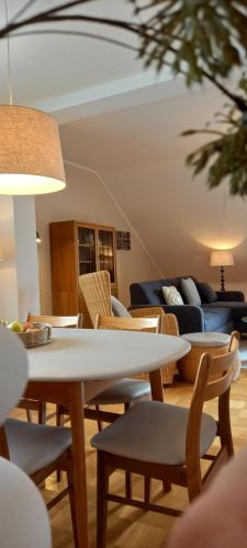 巴特歐波的住宿－Ferienwohnung am Wintersberg，客厅配有桌椅和沙发