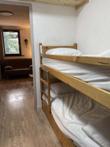 Cette chambre comprend 2 lits superposés et un canapé. dans l'établissement Studio cosy 1700, à Puy-Saint-Vincent