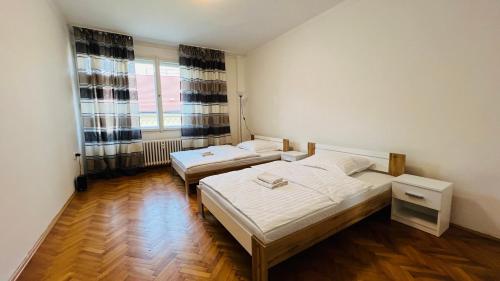 Postel nebo postele na pokoji v ubytování Cosy flat in the heart of Prague