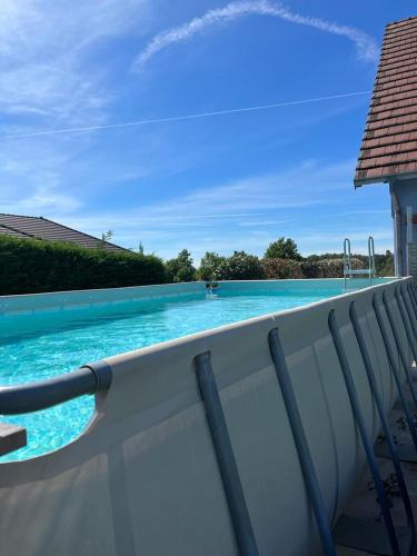 - une vue sur la piscine d'eau bleue dans l'établissement Le Gite de la Waldmatt - SPA & Sauna - Proche La Petite- Pierre - Piscine, calme et détente, à Schoenbourg