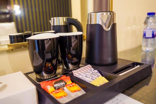 uma mesa com dois vasos em cima de uma mesa em Cube Hotel Dubai formerly Al Buraq Hotel Al Ras em Dubai