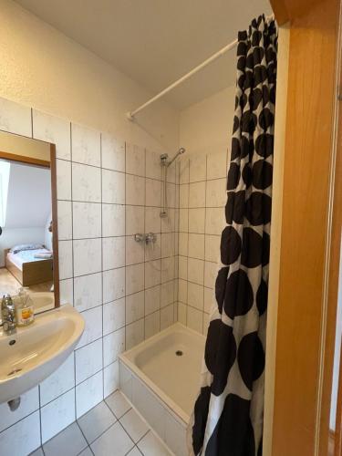 een badkamer met een bad, een wastafel en een douche bij Monteurwohnung Bochum Wattenscheid in Bochum