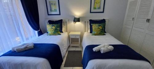 sypialnia z 2 łóżkami i ręcznikami w obiekcie Villa Del Sol Unit 2 w mieście Margate