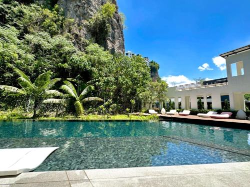 uma piscina em frente a um edifício em Ipoh Luxurious Homestay by Comfort Home em Ipoh