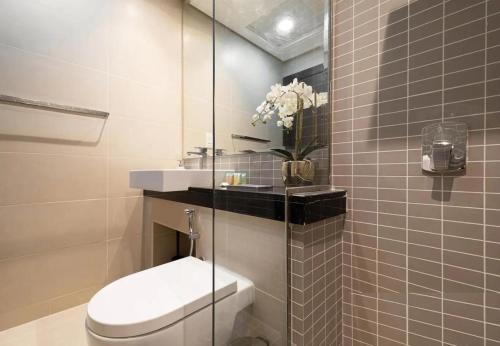 Koupelna v ubytování Panoramic Luxe 1BR with Breathtaking Views at Dubai Marina Near JBR - Silverene Towers