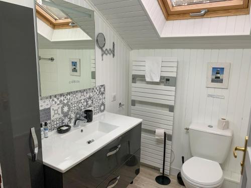 a white bathroom with a sink and a toilet at Résidence Souillac Golf & Country Club in Lachapelle-Auzac