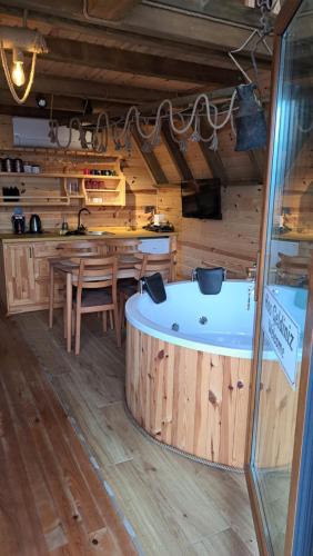 Orca Bungalows في أرديسن: مطبخ وغرفة طعام مع حوض استحمام ساخن في كابينة