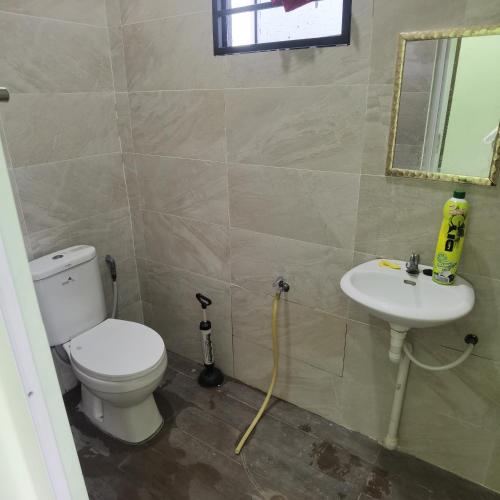 ein Bad mit einem WC und einem Waschbecken in der Unterkunft 2号房有厕所厨房冰箱洗衣机 in Kuala Lumpur