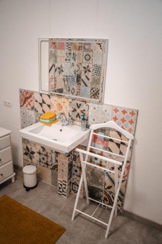 a bathroom with a sink and a mirror at Ferienwohnung in Jülich, nähe Aachen & Köln in Jülich