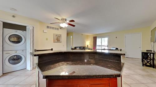 una cucina con lavatrice e asciugatrice in camera di Put-in-Bay Poolview Condo #7 a Put-in-Bay