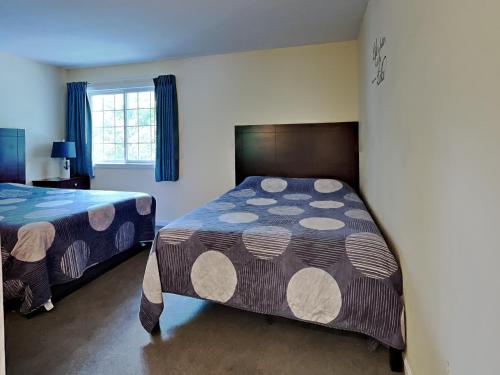 a bedroom with two beds and a window at Put-in-Bay Poolview Condo #7 in Put-in-Bay