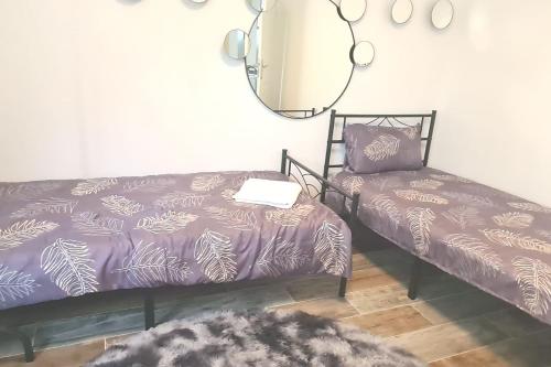 uma sala de estar com duas camas e um espelho em Mein Haus in Köln em Rösrath