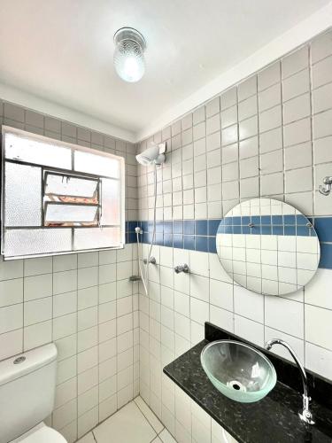 uma casa de banho com um lavatório, um WC e um espelho. em Kitnet vila adyana em São José dos Campos