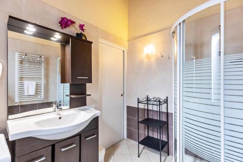 uma casa de banho com um lavatório e um chuveiro em Verona house em Verona