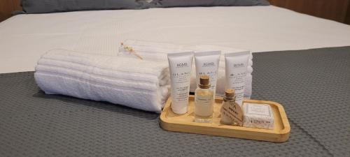 a tray with towels and bottles of soap on a bed at Refúgio da Mata in Morretes