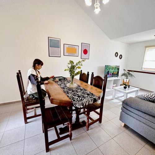 申提納里歐的住宿－Casa Girasoles，坐在客厅桌子上的女人