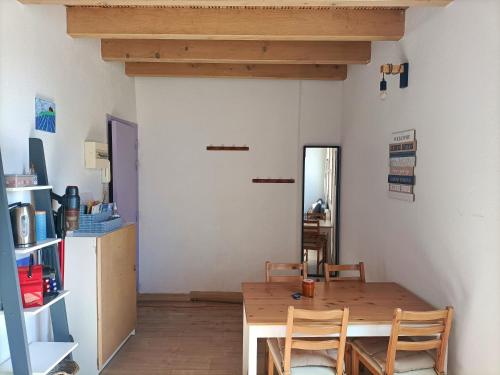 une salle à manger avec une table et des chaises en bois dans l'établissement T2 Intra-Murros 