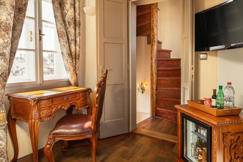 Una televisión o centro de entretenimiento en Iron Gate Hotel & Suites Prague by BHG