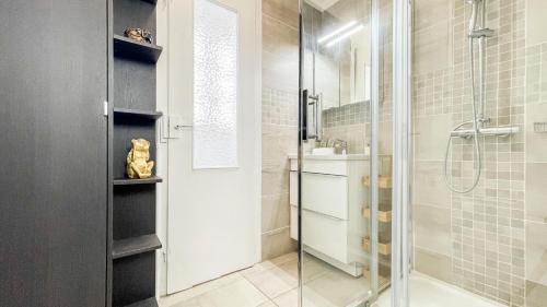 La salle de bains est pourvue d'une douche et d'un lavabo. dans l'établissement COLOC CAPUCIN - Belle colocation avec 3 chambres indépendantes / Balcon privé / Parking collectif / Wifi gratuit, à Annemasse