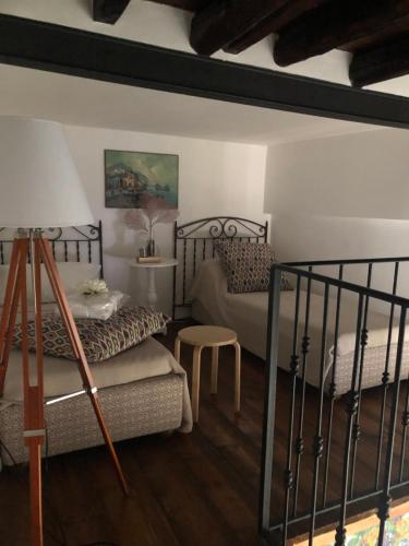 1 dormitorio con 2 camas, mesa y lámpara en Casa degli Allori, en Palermo