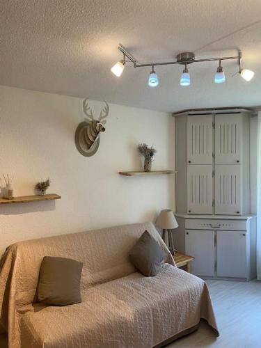 - une chambre avec un lit et des lumières au plafond dans l'établissement chez olivier et valerie, aux Angles