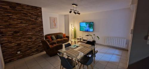 sala de estar con sofá y mesa en Les Capucins - Centre ville - Parking inclus en Belfort