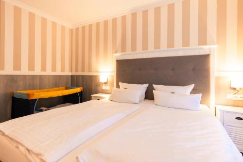 Postel nebo postele na pokoji v ubytování Resort Hotel IV Jahreszeiten Zingst