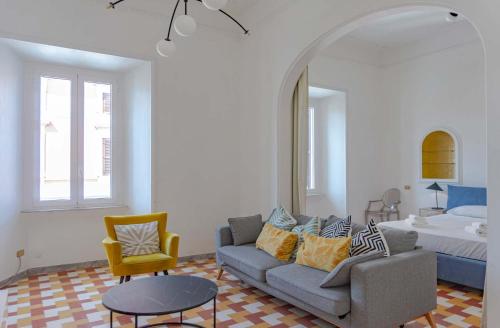 sala de estar con sofá y cama en Villa Borghese Large Apartment en Roma