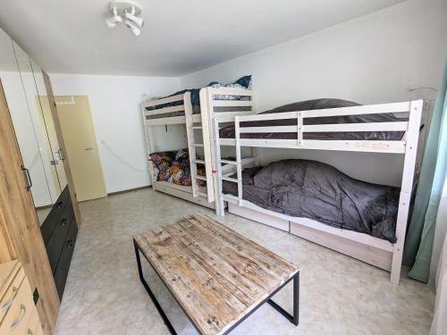 Postel nebo postele na pokoji v ubytování Petit Trianon 1,3 - Grosses Familiennest komplett renoviert