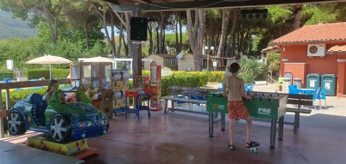 dos niños jugando en un parque en Luxe Mobilehome with dishwasher and airconditioning included fits 4 adults and 1 child, Ameglia, Ligurie, Cinqueterre, North Italy, Beach, Pool, Glamping en Ameglia
