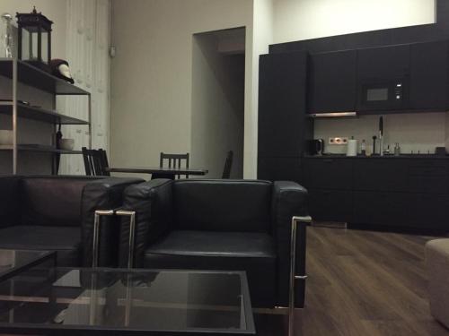 ein Wohnzimmer mit einem Sofa und einem Tisch in der Unterkunft Classic styled apartment in Barcelona