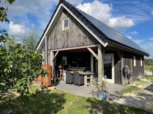 a large wooden barn with a kitchen in it at Mooie schuur appartement in Den Horn in Den Horn