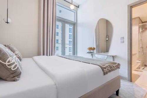 Postel nebo postele na pokoji v ubytování Dubai Marina Delight 2-Bedroom