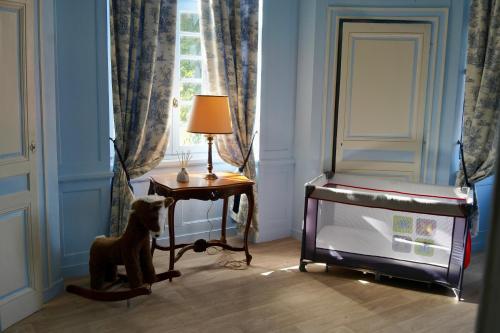 Brailly-CornehotteにあるChâteau Florian XVIII siècle 700 m2, parc 10 hectaresのテレビ付きの部屋の犬像