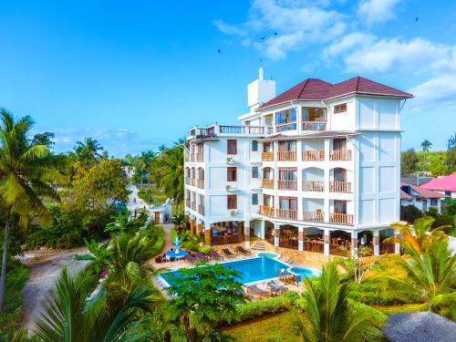 馬特姆維的住宿－Zanoceanique Hotel，享有酒店空中景色,设有游泳池和棕榈树