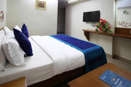 Habitación de hotel con cama y TV en HOTEL CAMPUS en Ahmedabad