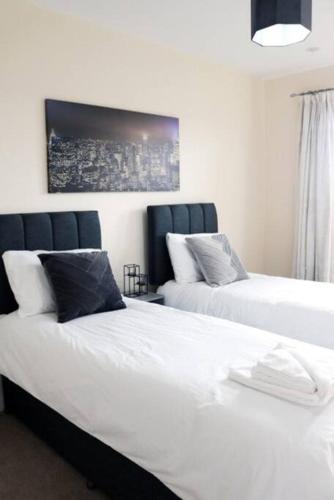 A bed or beds in a room at 2 bed flat near Milton Keynes city centre