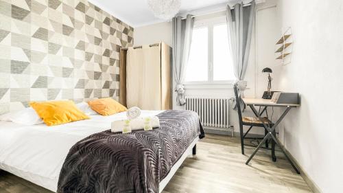 a bedroom with a bed and a desk in it at COLOC CAPUCIN - Belle colocation avec 3 chambres indépendantes / Balcon privé / Parking collectif / Wifi gratuit in Annemasse