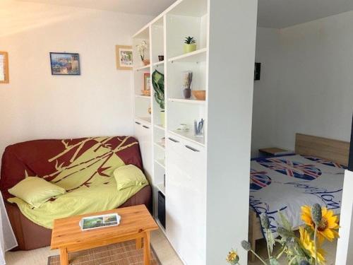 une pièce avec un canapé, un lit et une table dans l'établissement Spacieux Studio - 100 m de la plage -Parking- vue mer 4PP1/35, au Barcarès